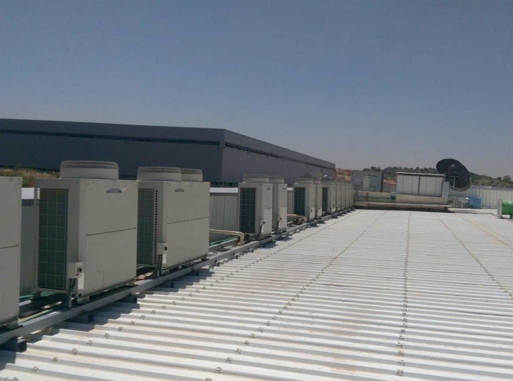 התקנת מערכת VRF – שורת מעבים של מיצובישי על גג תחנת השידור