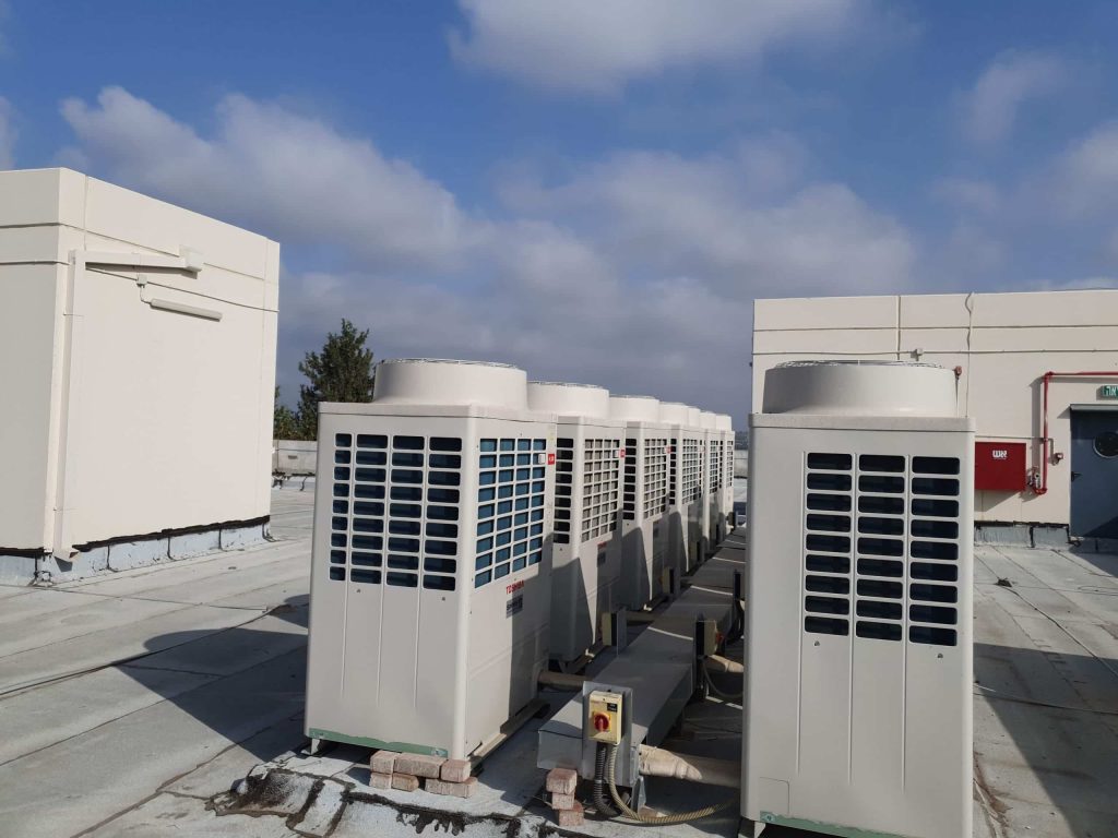 שורת יחידות מיני VRF מותקנות על גג מבנה