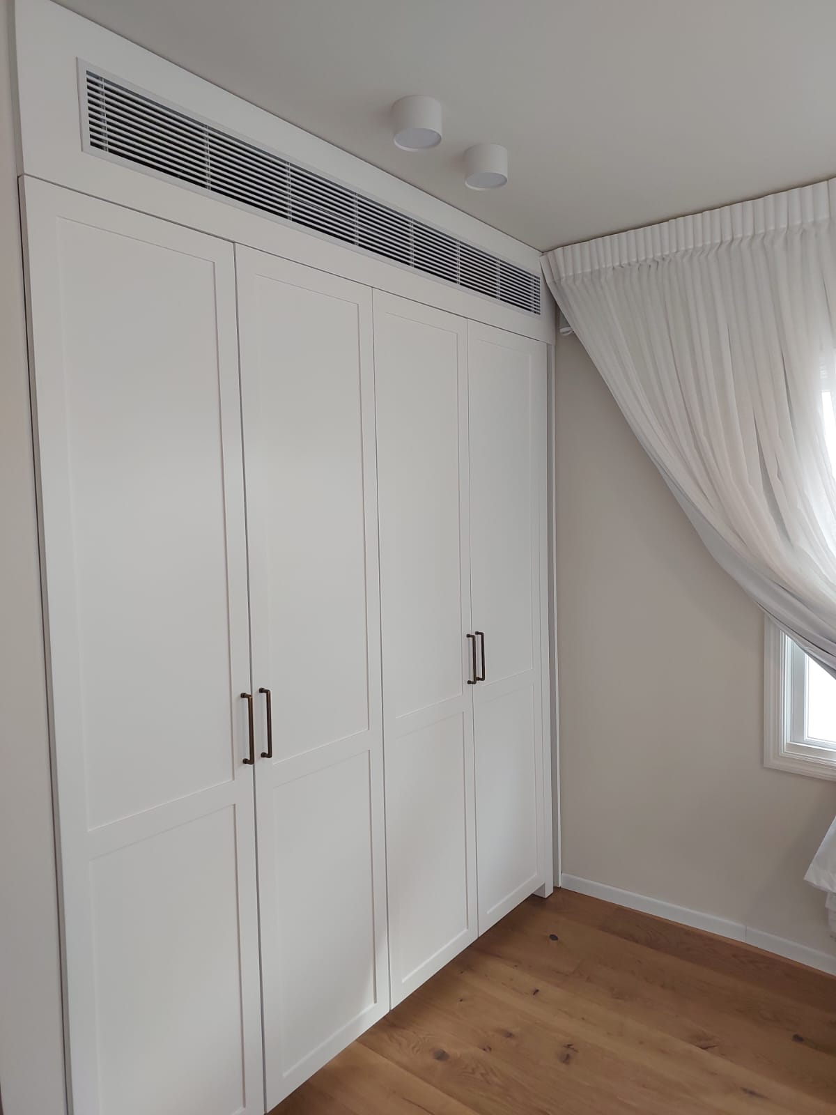 התקנת מערכת vrf פוג'יטסו עם יחידת מיזוג נסתרת מעל ארון בחדר