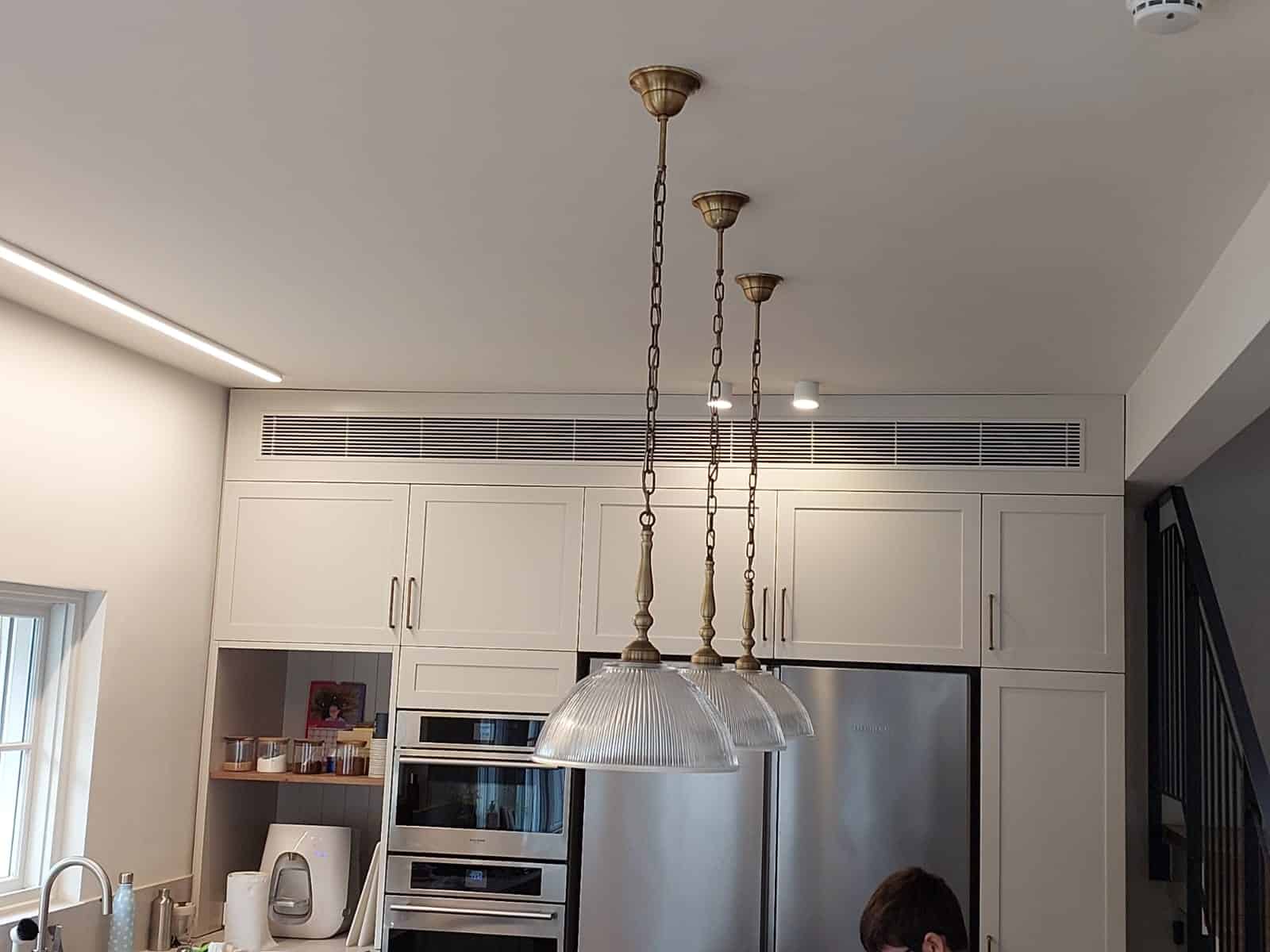 התקנת מערכת vrf פוג'יטסו במטבח עם יחידת מיזוג נסתרת מעל הארונות