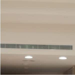 פתח יציאת אוויר של מערכת מיזוג אוויר צח עם גריל נסתר בתקרת בית כנסת בשוהם