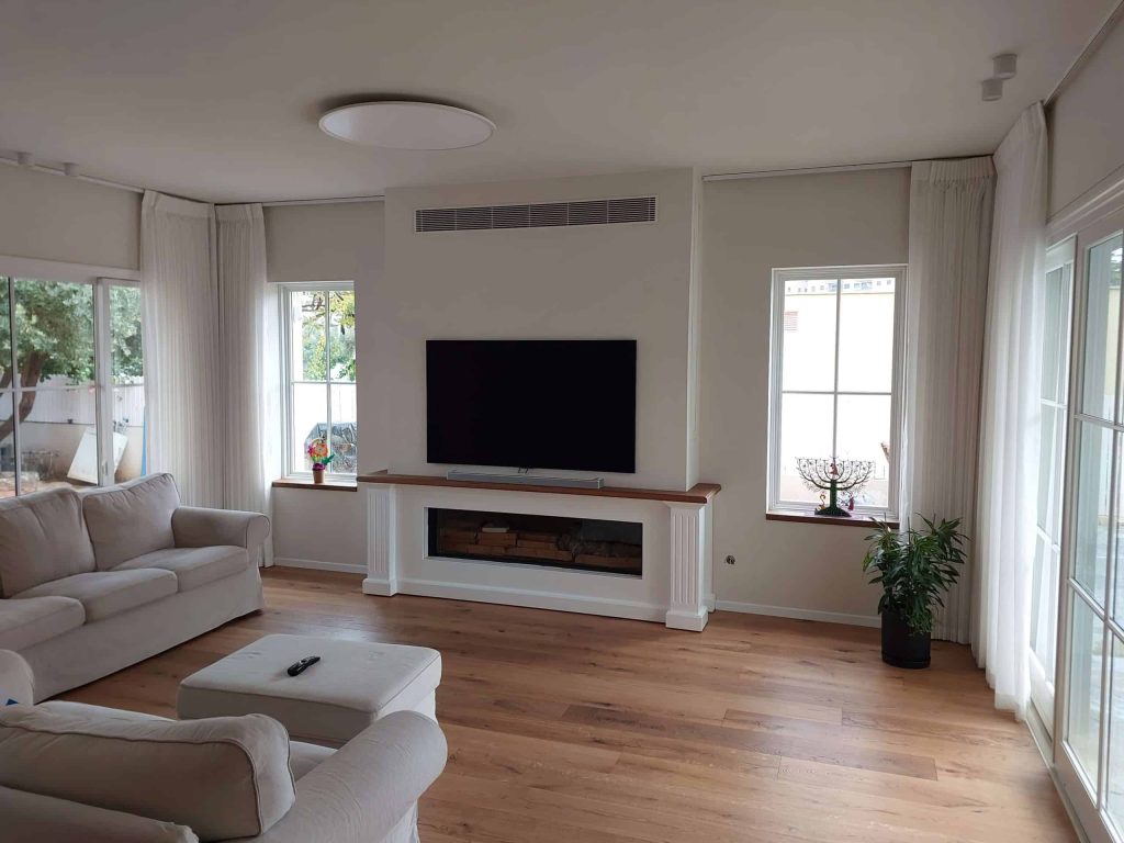 מזגן לסלון - גריד מזגן מעל לטלוויזיה בסלון